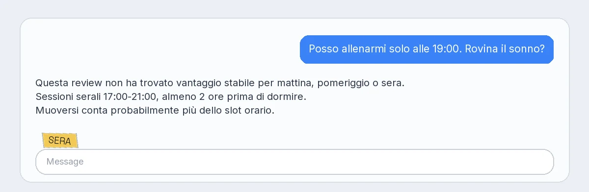 Chat chiara con domanda sull'allenamento serale, risposta della meta-analisi, etichetta Sera sopra la barra del messaggio in basso a sinistra.