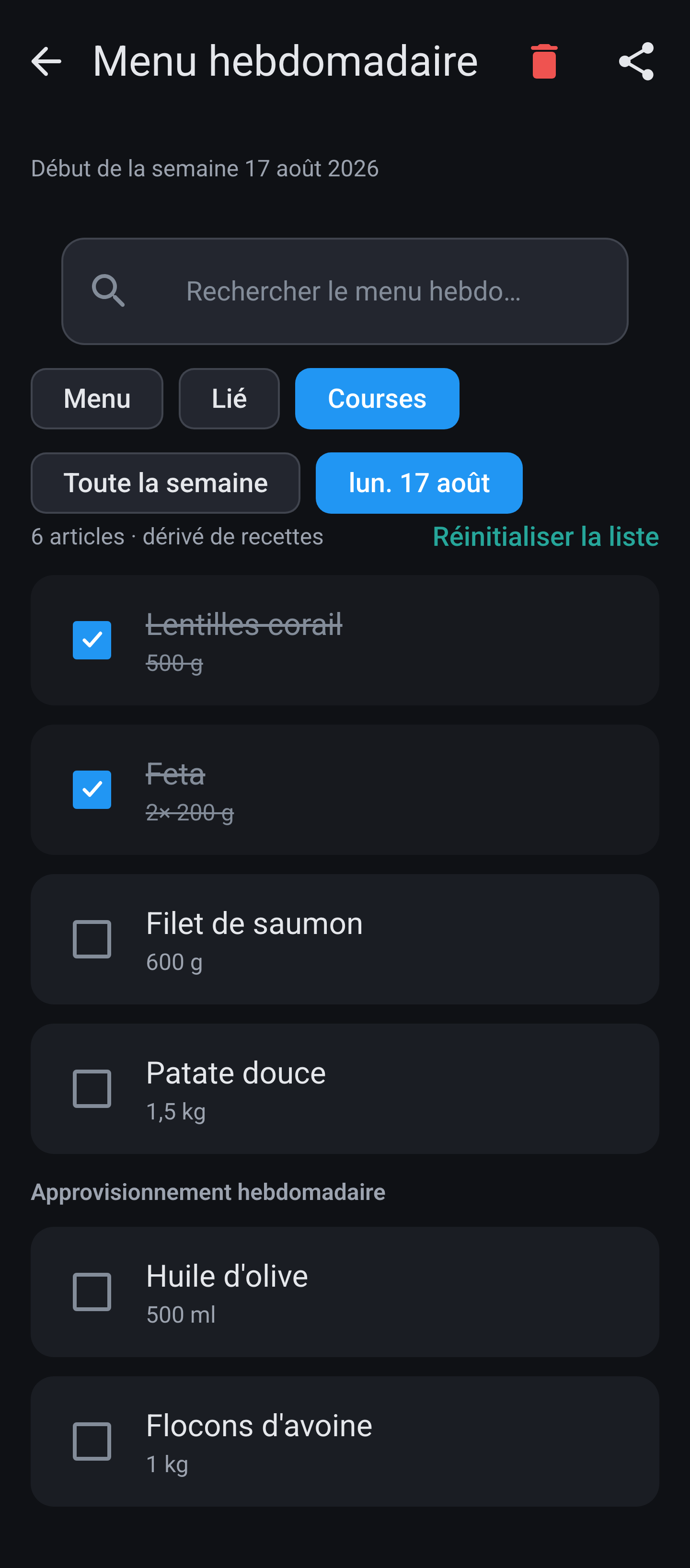 Onglet Courses du menu hebdomadaire : liste avec articles cochés, quantités et groupe d'approvisionnement hebdomadaire.